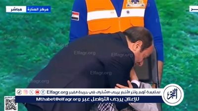 السيسي يحتضن طفل فلسطيني: ربنا قادر على الدعم والنصر (فيديو)