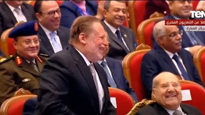 السيسي مداعبًا محافظ البنك المركزي: 