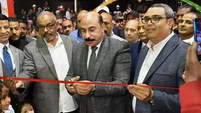 محافظ أسوان يفتتح معرض 