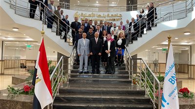 في أول يوم استلامهم للعمل.. القائم بعمل رئيس جامعة بنها الأهلية يستقبل الإداريين الجدد