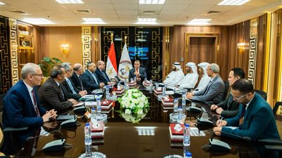 وزير الدولة للإنتاج الحربي يستقبل ممثلي مجموعة 