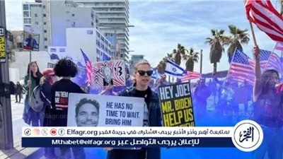 عائلات الرهائن الإسرائيليين يغلقون الطريق المودية إلى السفارة الأمريكية في تل أبيب