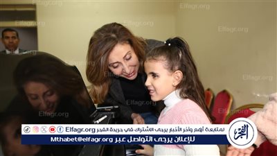 وزيرة الثقافة تحضر أولى دروس العزف على البيانو لطفلة 