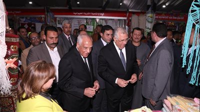 وزير الزراعة ومحافظ الجيزة يفتتحان معرض خير مزارعنا لأهالينا للسلع الغذائية