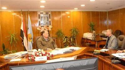 محافظ أسيوط يناقش الموقف التنفيذي لخطط محو الأمية وتعليم الكبار بالمحافظة