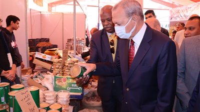 محافظ القليوبية يفتتح معارض 