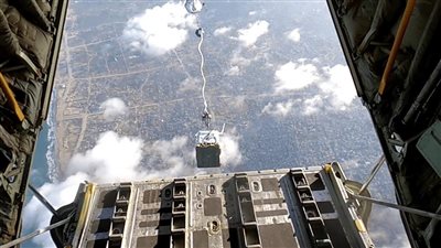 مصر والإمارات تواصلان الإسقاط الجوي لأطنان من المساعدات الإنسانية شمال قطاع غزة 