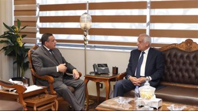 وزير التنمية المحلية يتابع مع محافظ الجيزة الموقف التنفيذي لمشروعات حياة كريمة