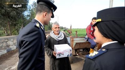 الداخلية توزع عبوات غذائية 