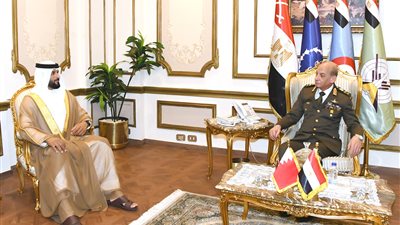 وزير الدفاع والإنتاج الحربي يلتقي مستشار الأمن الوطني قائد الحرس الملكي وأمين عام مجلس الدفاع الأعلى بمملكة البحرين