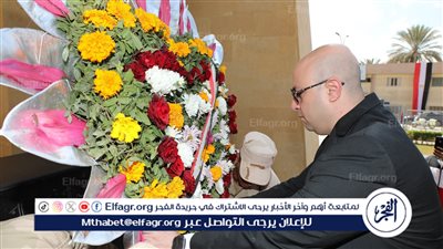 احتفالًا بالعيد القومي.. محافظ بني سويف يضع أكليل الزهور على قبر للشهداء