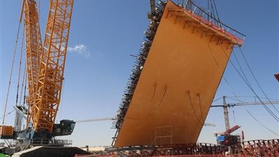 تركيب وعاء الاحتواء الداخلي لمبنى المفاعل بالوحدة النووية الأولى بالضبعة