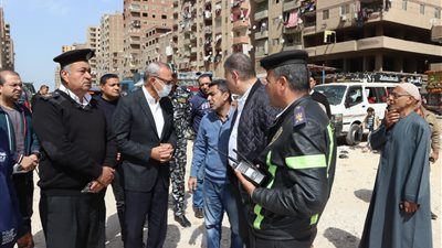 محافظ القليوبية يتابع إزالة برج مخالف بشارع أحمد عرابي لمخالفته شروط التراخيص