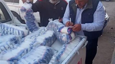 ضبط سلع غذائية قبل تهريبها وبيعها بالسوق السوداء بالعاشر من رمضان