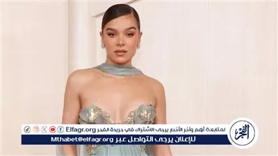 النجمة هايلي ستينفلد تتألق بإطلالة أنيقة على السجادة الحمراء لحفل جوائز الأوسكار الـ 96