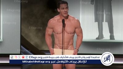 عاري الصدر.. جون سينا يقدم جائزة أفضل 