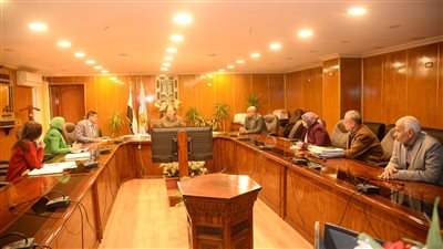 محافظ أسيوط يناقش الموقف التنفيذي لمشروعات حياة كريمة