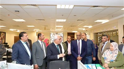 وزير التعليم يتفقد ديوان عام الوزارة ويقدم التهنئة للعاملين بحلول شهر رمضان المعظم