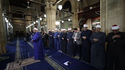 آلاف المصلين يؤدون العشاء والتراويح في الجامع الأزهر