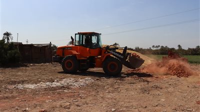 محافظ القليوبية يأمر بإزالة شونة مواد بناء على أرض زراعية ويأمر بمصادرة مواد البناء 
