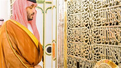 زيارة ولي العهد للمسجد النبوي ولقائه بالشيخ علي الحذيفي.. صور