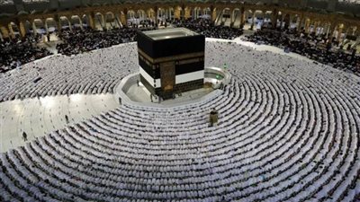 ضيوف برنامج خادم الحرمين الشريفين للعمرة والزيارة يؤدون 