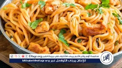 مذاق لا يُقاوم: طريقة عمل المكرونة الأسباجيتي بالصلصة الحمراء وشرائح الدجاج