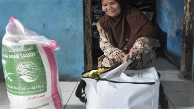مركز الملك سلمان للإغاثة يوزع آلاف من السلال الغذائية في مدن جمهوريات جنوب إفريقيا وغانا والجبل الأسود وأندونيسيا وبنجلاديش