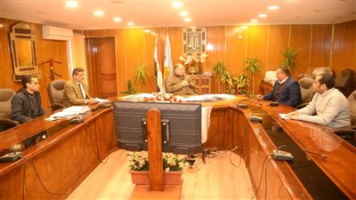 محافظ أسيوط يناقش مستجدات الموقف التنفيذي لتطوير مواقف السرفيس ورفع كفائتها