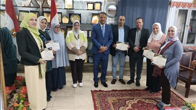 مدير تعليم الجيزة يكرم توجيه عام الفلسفة لوضع الكتيب والملخصات والمفاهيم للمواد الفلسفية