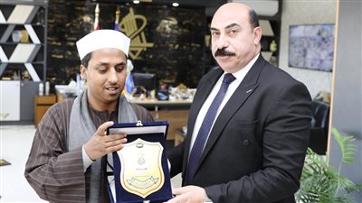 محافظ أسوان يكرم الشاب عبد الرحيم محمد لتميزه وتفوقه فى حفظ القرآن