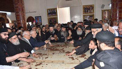  الأنبا ثاوفيلس يتراس قداس ذكرى المتنيح الأنبا أنطونيوس بمنفلوط