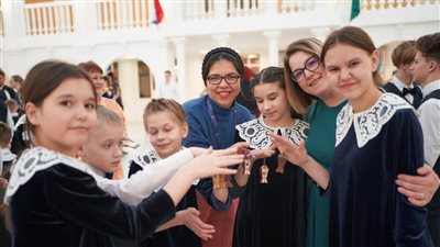 الوفد المصري المشارك في مهرجان الشباب العالمي يفاجئ الأطفال الروس بفوانيس رمضان