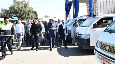 لمتابعة تطبيق التعريفة الجديدة.. محافظ قنا يتفقد مجمع مواقف سيارات الأجرة