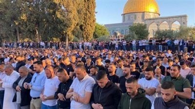 الآلاف يتوافدون للصلاة في الأقصى في ظل طقس صعب