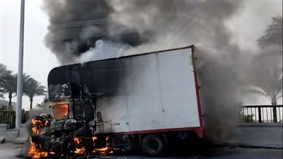 اختلال عجلة القيادة.. مصرع شخصين في تصادم سيارتين واشتعال أحدهما بالطريق الدائري