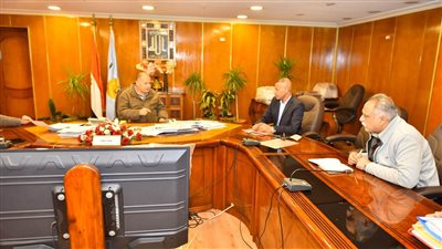 محافظ أسيوط يتابع آخر مستجدات توافر السلع الغذائية والأساسية وضبط الأسواق