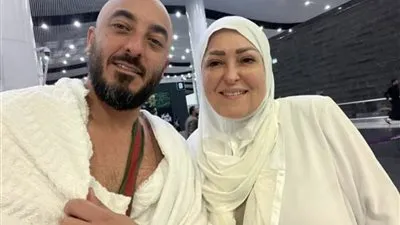 برفقة نجلها حسام.. نهال عنبر تؤدي مناسك العمرة