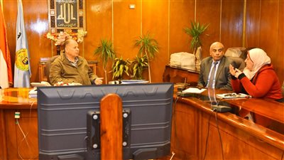 محافظ أسيوط يناقش الموقف التنفيذي لمشروعات حياة كريمة