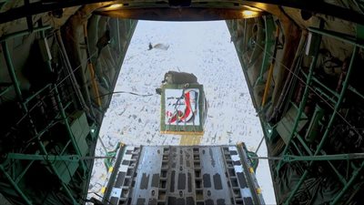 شاهد|مصر تواصل الإسقاط الجوي اليومي للمساعدات الإنسانية والإغاثية على غزة