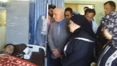 وكيل وزارة الصحة بالمنوفية تتابع حالة المصابين في حادث أتوبيس العمالة