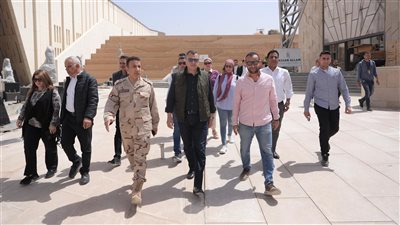 جولة تفقدية لوزير السياحة والآثار في متحف مراكب خوفو بالمتحف المصري الكبير 