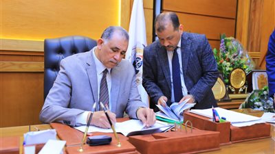 نقيب المحامين يصل مقر النقابة العامة ويمارس مهام عمله (صور)