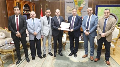 محافظ المنوفية يكرم المكتب الإقليمي لجهاز تنمية المشروعات المتوسطة والصغيرة