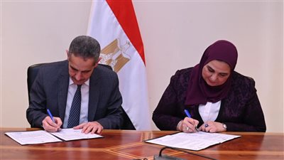 وزيرة التضامن ومحافظ الغربية يوقعان عقد تمليك مقر لبنك ناصر الاجتماعي 