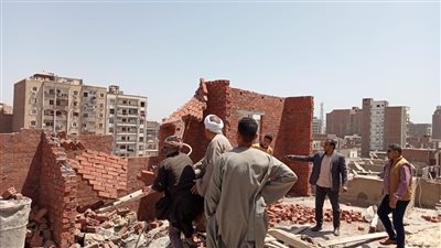 إزالة 7 حالات تعد على أراضي زراعية وبناء مخالف بمركز القوصية وحي شرق أسيوط