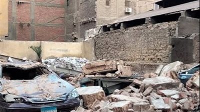 دون إصابات.. سقوط سور بلكونة بالطابق الثاني عشر وتهشم سيارة في فيصل