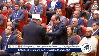 شاهد| وزير الأوقاف يُهدي الرئيس السيسى موسوعة 