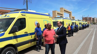 محافظ أسوان يتفقد سيارات الإسعاف الجديدة 