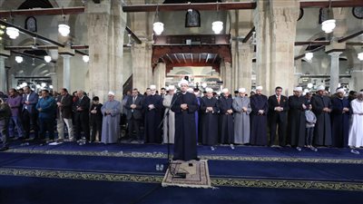 في آخر تراويح من شهر رمضان.. آلاف المصلين يصطفون داخل رحاب الجامع الأزهر